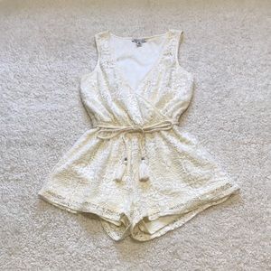 American Eagle romper XXS cream lace